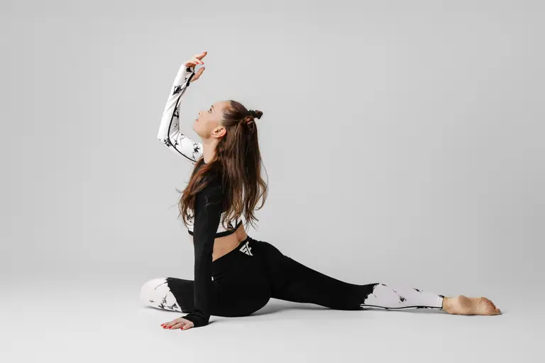 Mirela într-o întindere, în ținută sport alb-negru