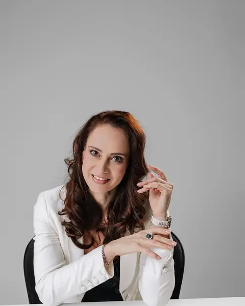 Mirela Kornfeld Iancef zâmbind, la birou