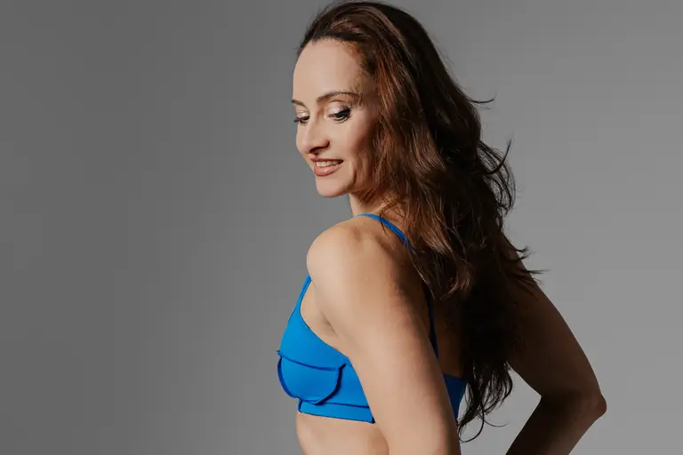 Mirela în echipament sport albastru
